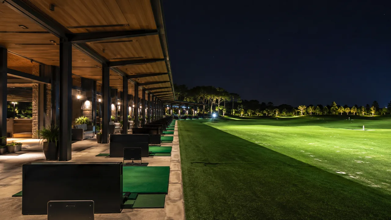 Golf à Majorque : l'île aux multiples parcours méditerranéens 2 Golf nocturne éclairé sur un terrain moderne